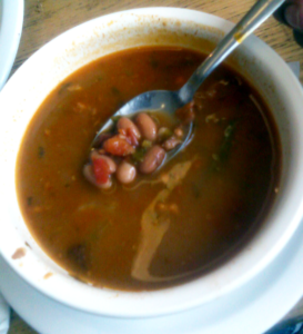 Frijoles charros con tocino y chorizo