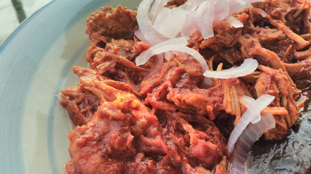 Cochinita pibil con cebolla morada