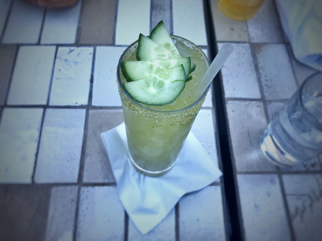 Agua fresca de pepino con hierbabuena