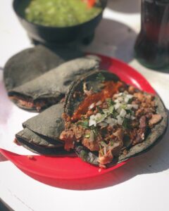 Tacos de barbacoa de res con cebolla, cilantro y consomé