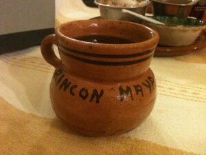 Café de olla servido en jarrito de barro con canela y piloncillo