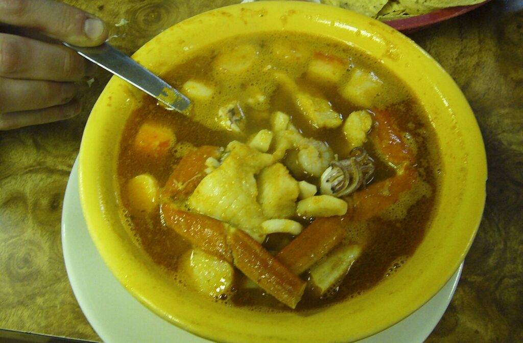 Caldo de siete mares con camarón, pescado y mariscos