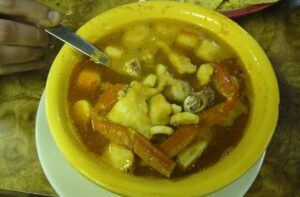 Caldo de siete mares con camarón, pescado y mariscos