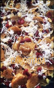Capirotada mexicana con pan, miel de piloncillo, pasas y queso