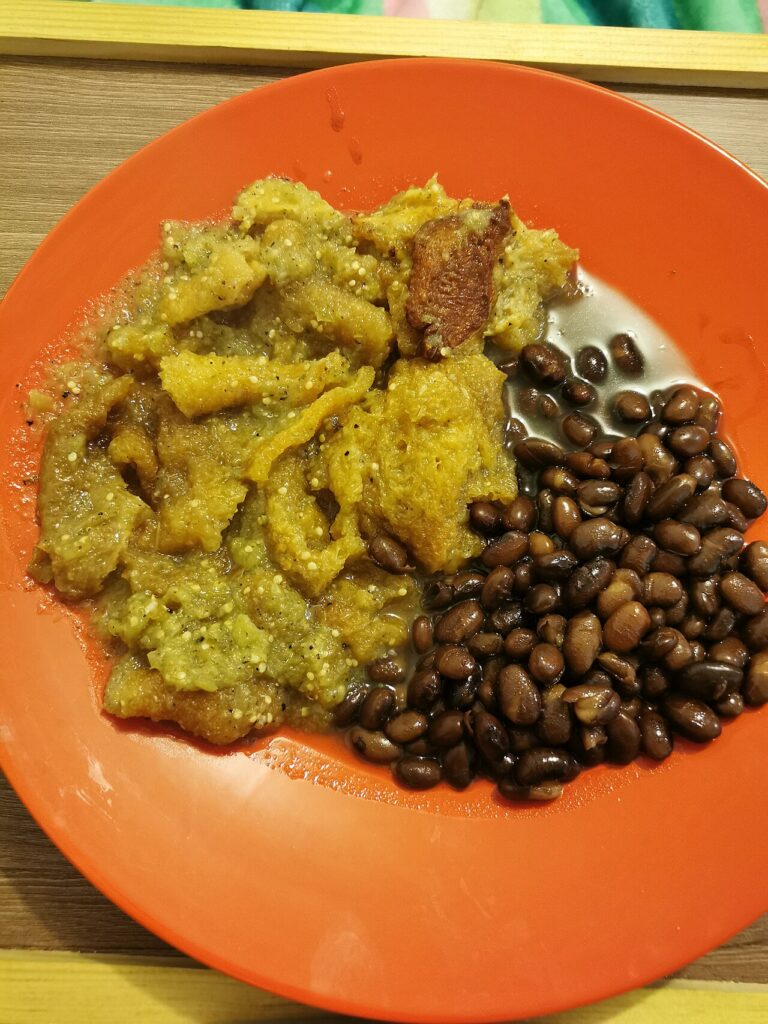 Chicharrón en salsa verde con tortillas