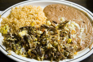 Chile con carne seca, machaca deshebrada guisada en salsa de chile colorado