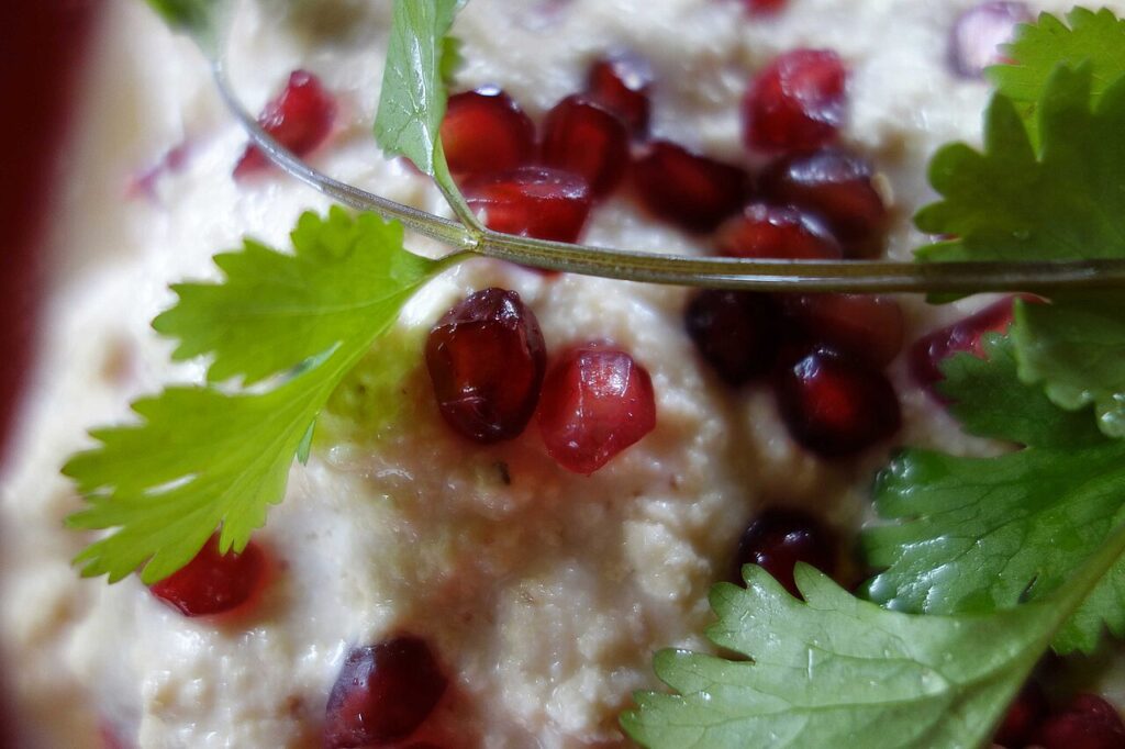 Chiles en nogada: chile poblano relleno bañado en salsa de nuez con granada