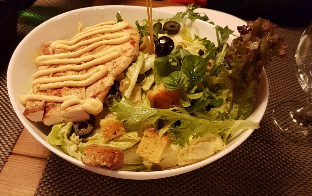 Ensalada César con lechuga romana, crutones y parmesano
