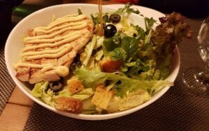 Ensalada César con lechuga romana, crutones y parmesano