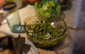Ensalada de nopales con jitomate, cebolla, cilantro y queso fresco
