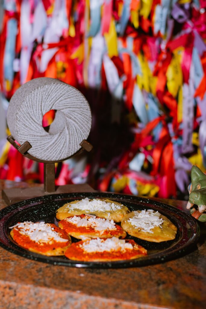 Huaraches mexicanos de masa con salsa y queso