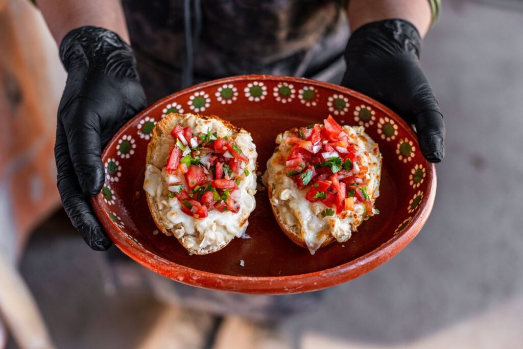 Molletes mexicanos con frijoles, queso gratinado y pico de gallo