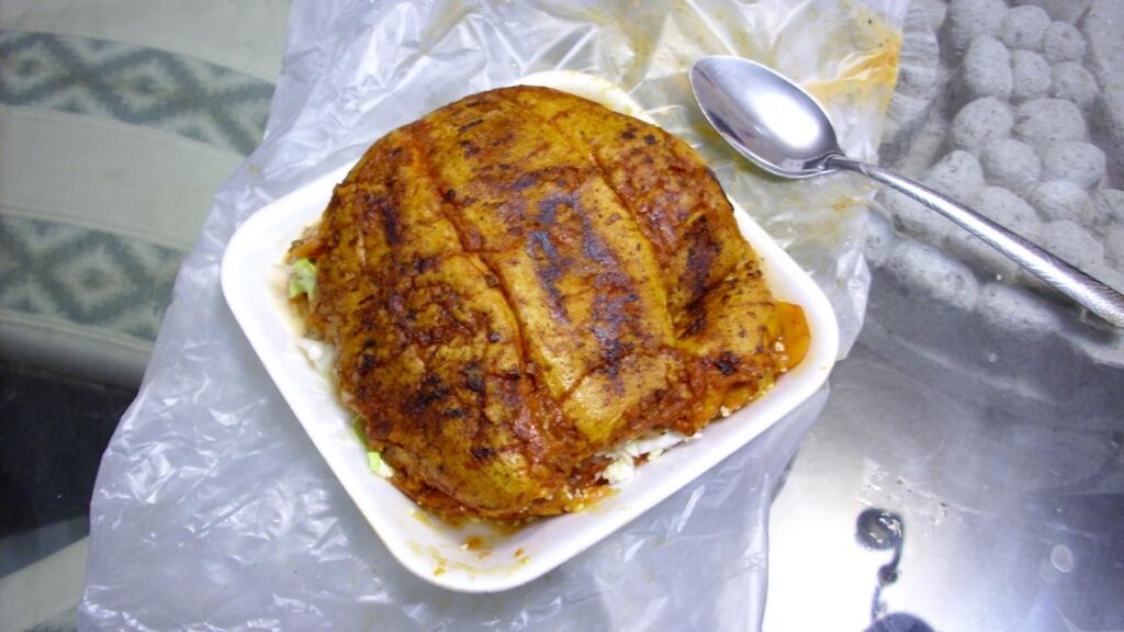 Pambazo bañado en salsa de guajillo relleno de papa con chorizo