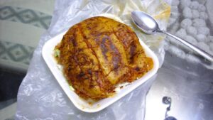 Pambazo bañado en salsa de guajillo relleno de papa con chorizo