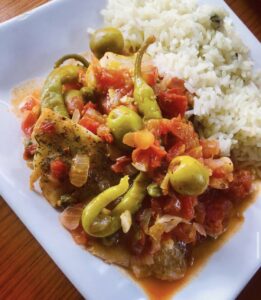 Pescado a la veracruzana con salsa de jitomate, aceitunas y alcaparras