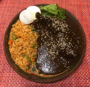 Pollo San Marcos de Aguascalientes en salsa de chiles con ajonjolí