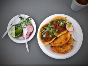 Quesabirria: tacos de birria con queso y consomé