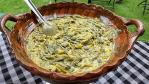 Rajas de chile poblano con crema y elote en sartén