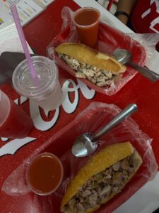 Torta ahogada de Guadalajara bañada en salsa de jitomate con cebolla curtida