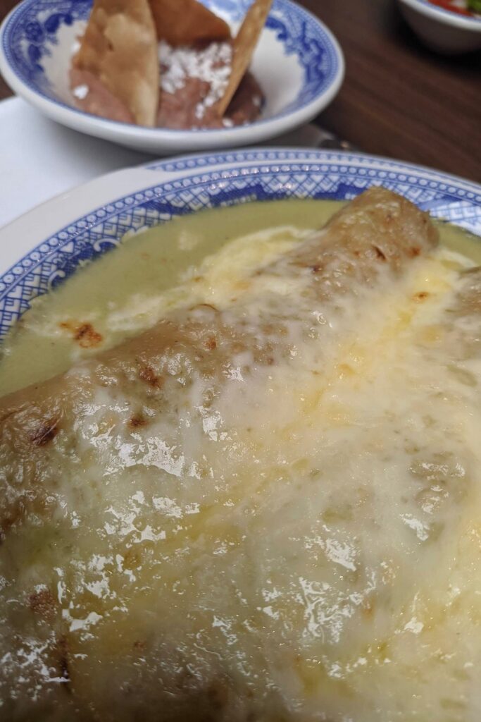 Enchiladas suizas gratinadas con salsa verde y queso derretido