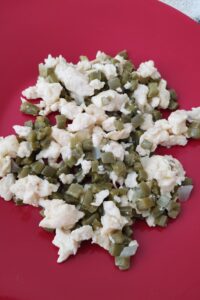 Nopalitos con huevo revuelto servidos en plato