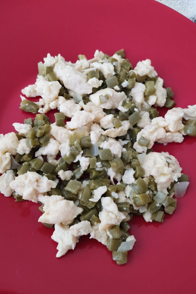 Nopalitos con huevo revuelto servidos en plato