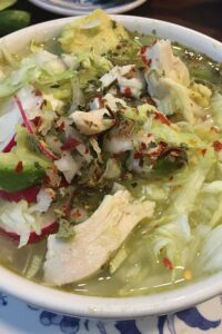 Pozole estilo Colima con lechuga y rábano