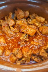 Tatemado de Colima: cerdo en adobo rojo servido en cazuela de barro