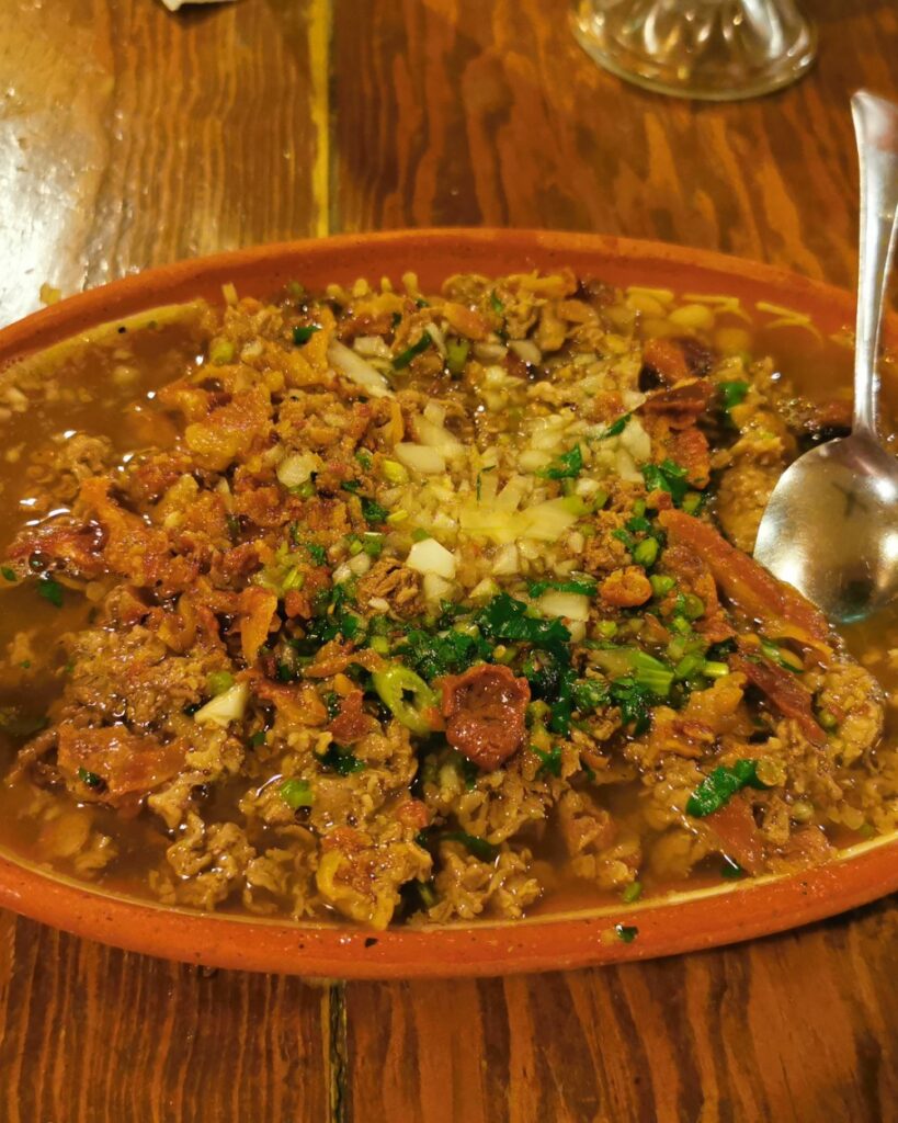 Carne en su jugo tapatía en cazuela de barro