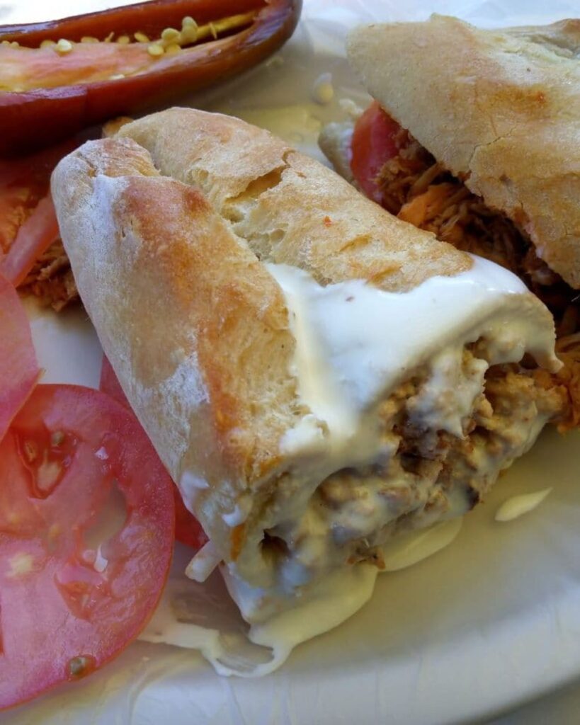 Lonche de pierna en birote salado