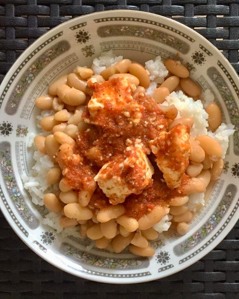 Morisqueta michoacana con frijoles y queso