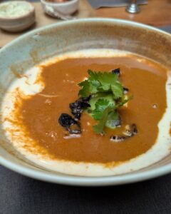Sopa tarasca con crema y chile pasilla