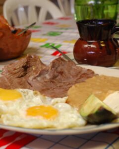 Huevos con cecina estilo Morelos
