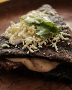 Itacate de Tepoztlán de masa azul con queso
