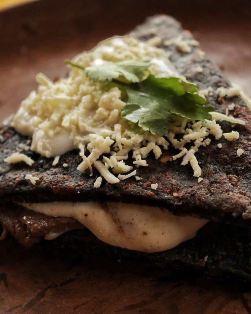 Itacate de Tepoztlán de masa azul con queso