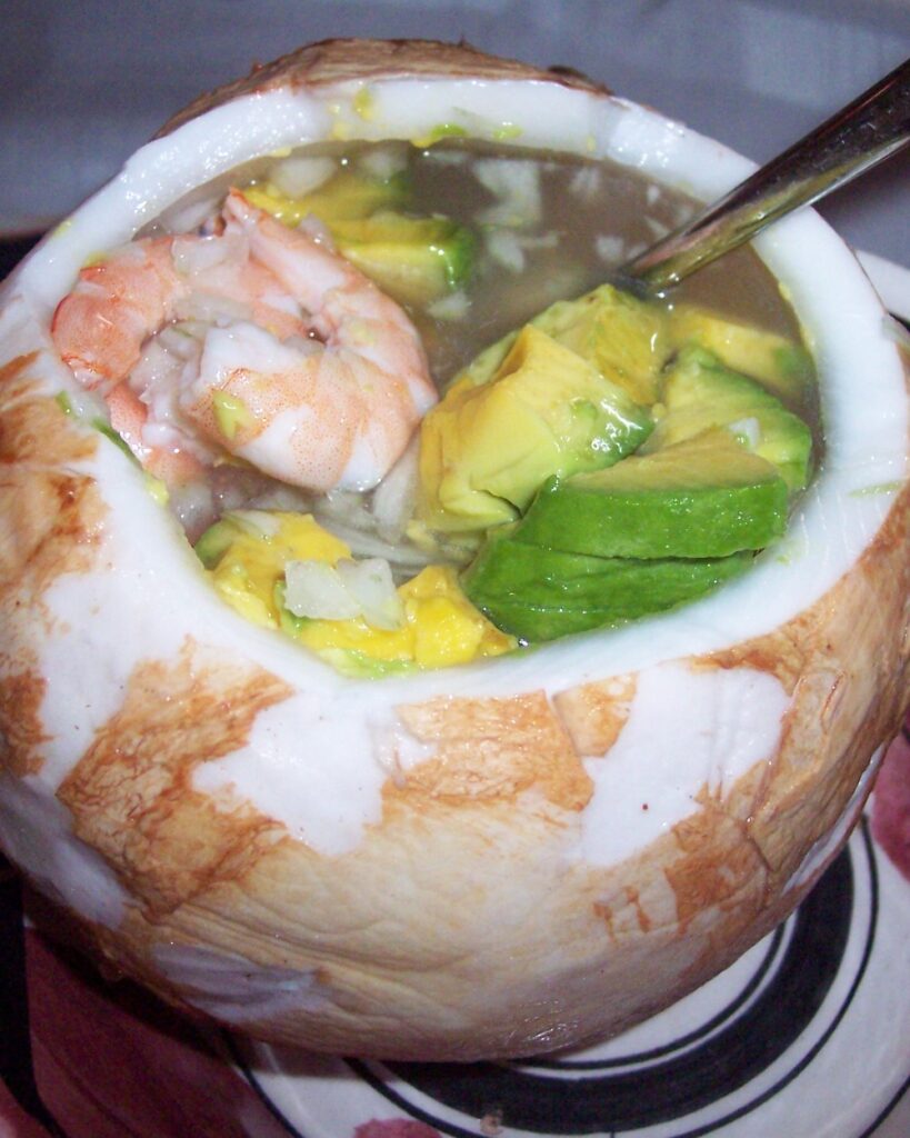 Coco preparado con camarones y aguacate estilo Nayarit
