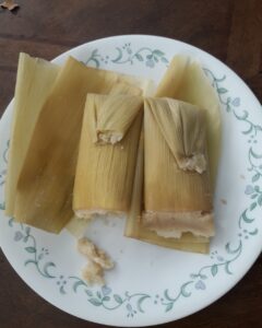 Tamales de camarón servidos en plato