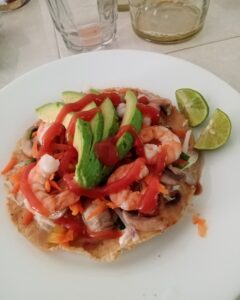 Tostada de camarón con aguacate y pico de gallo