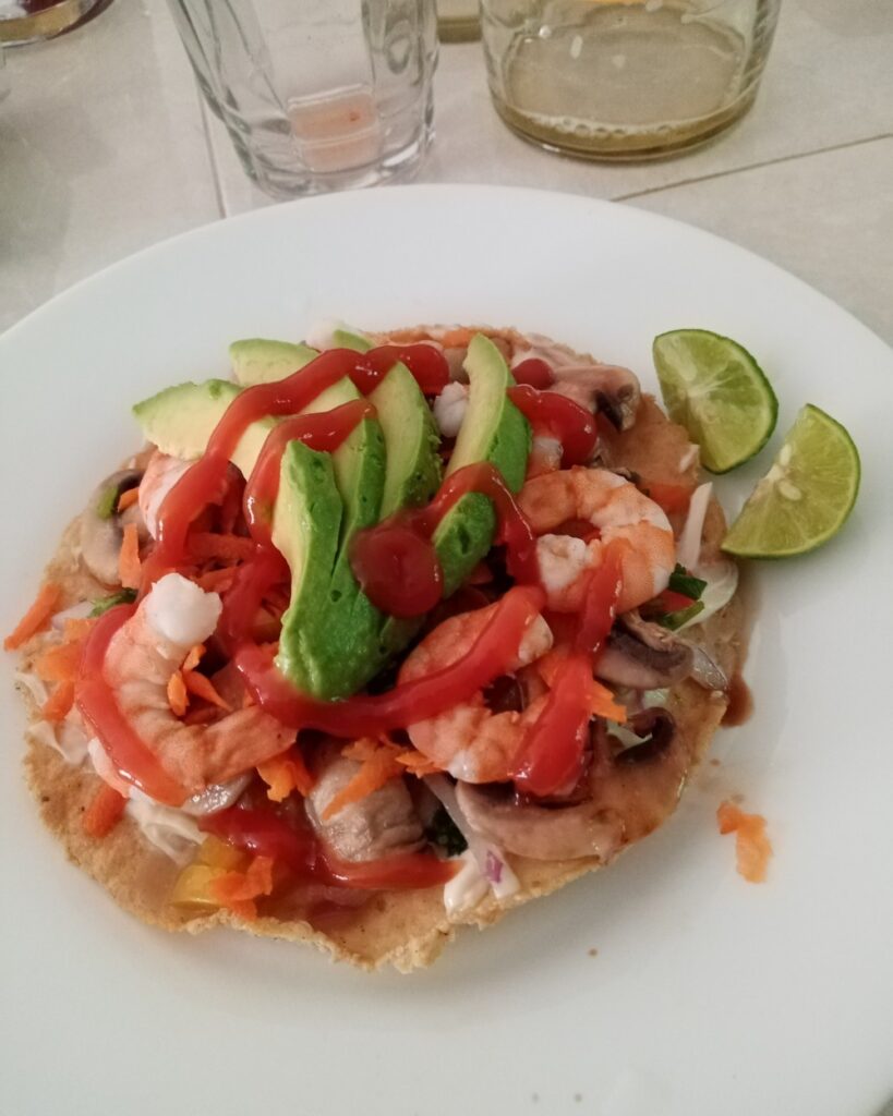 Tostada de camarón con aguacate y pico de gallo