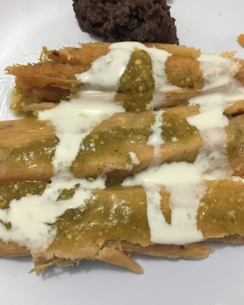 Tamales norteños con salsa verde y crema