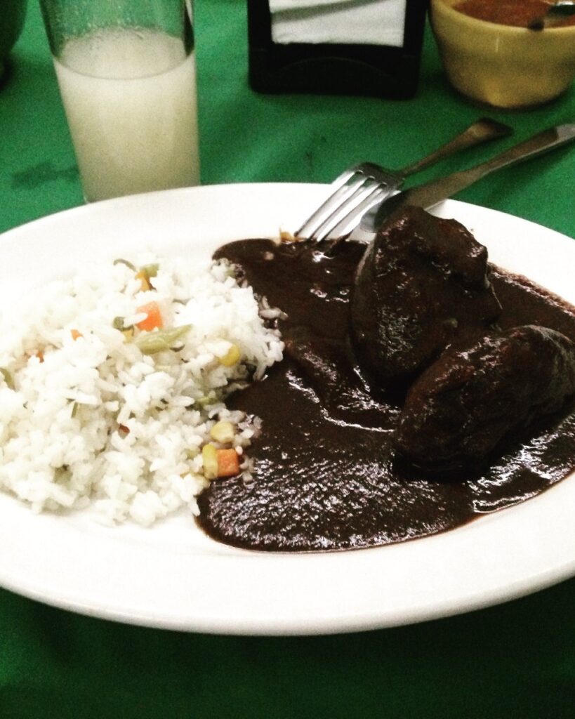 Mole negro oaxaqueño con arroz