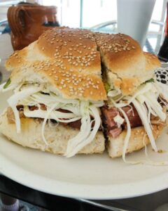 Cemita poblana con milanesa, aguacate y quesillo