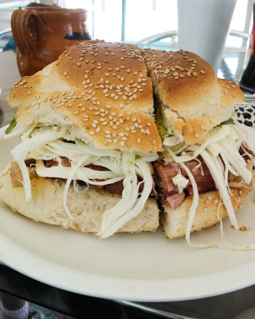 Cemita poblana con milanesa, aguacate y quesillo