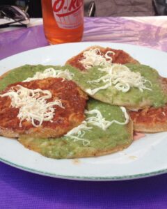 Chalupas poblanas con salsa roja y verde