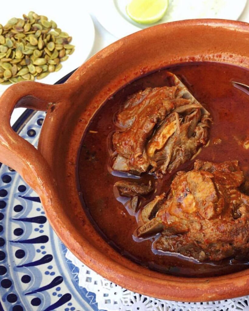 Mole de caderas de Tehuacán en cazuela de barro